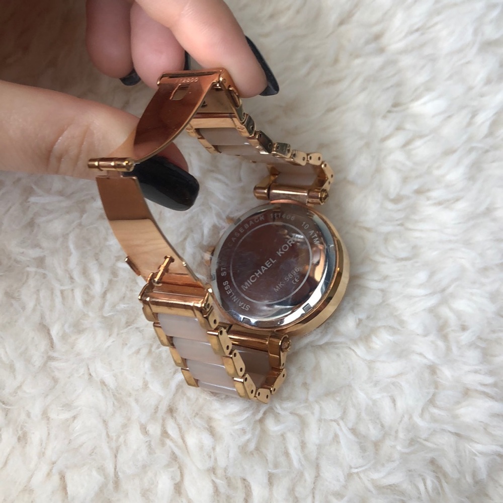 MICHAEL KORS ROSE GOLD WATCH - Picture 3 of 5